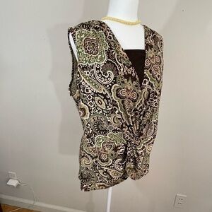 Sleeveless paisley look print in sz 1 X The top has an added faux tank